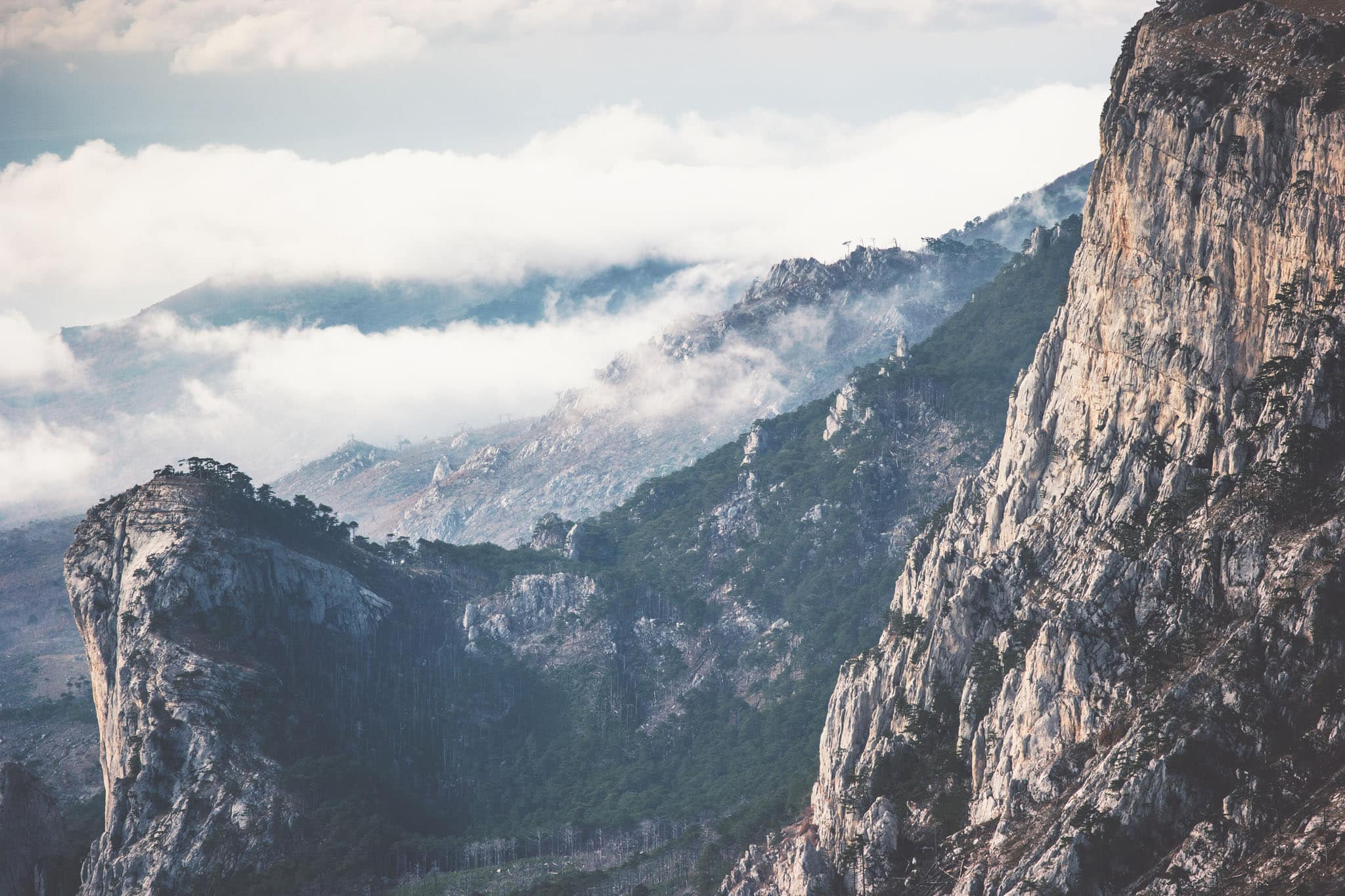 At føle sig ensom indebærer en oplevelse af adskillelse, mangel på forbindelse eller social isolering, selv når man er omgivet af andre.